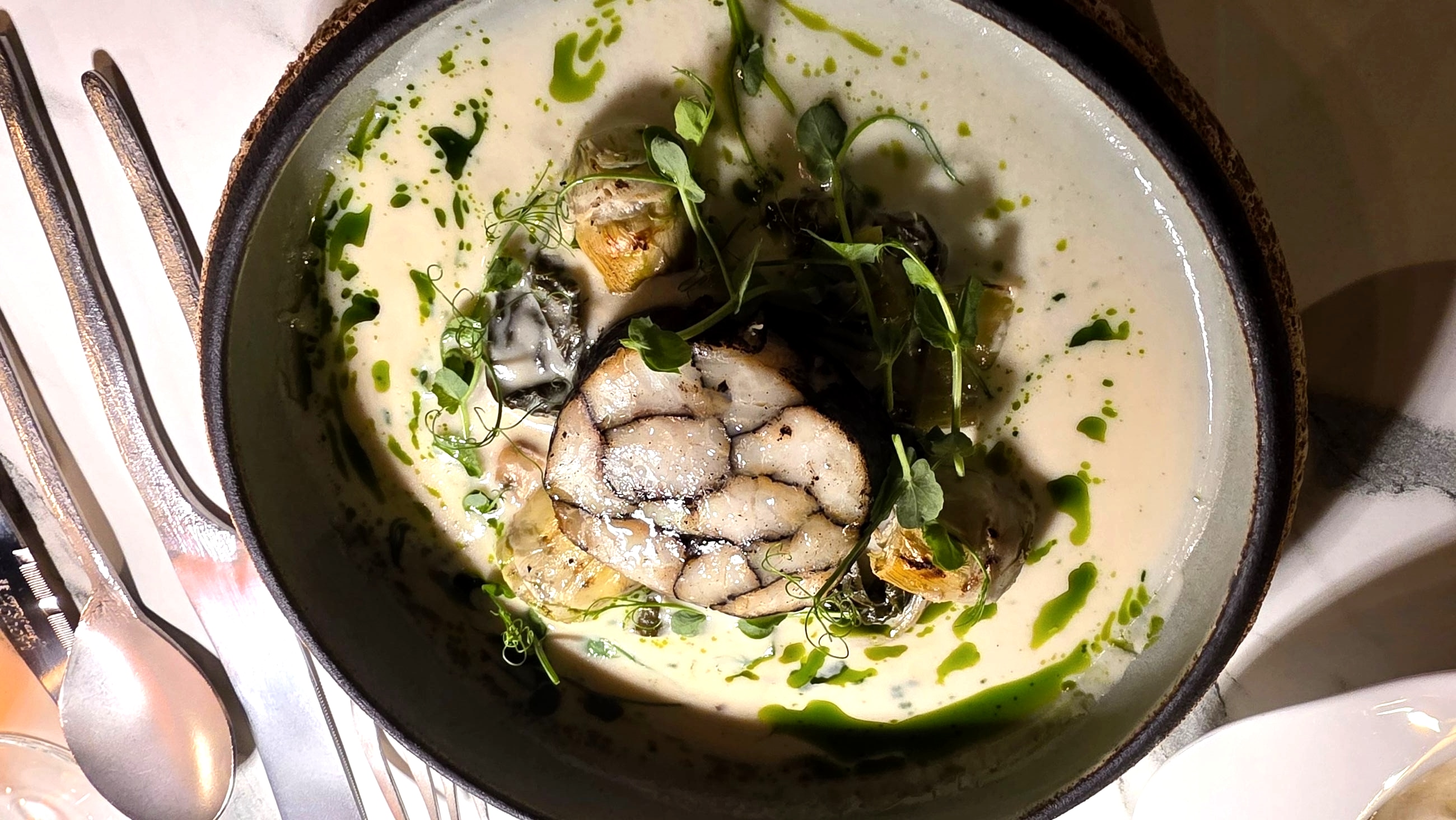 AKRES Lindos: grilled fish with herb oil in a cream sauce