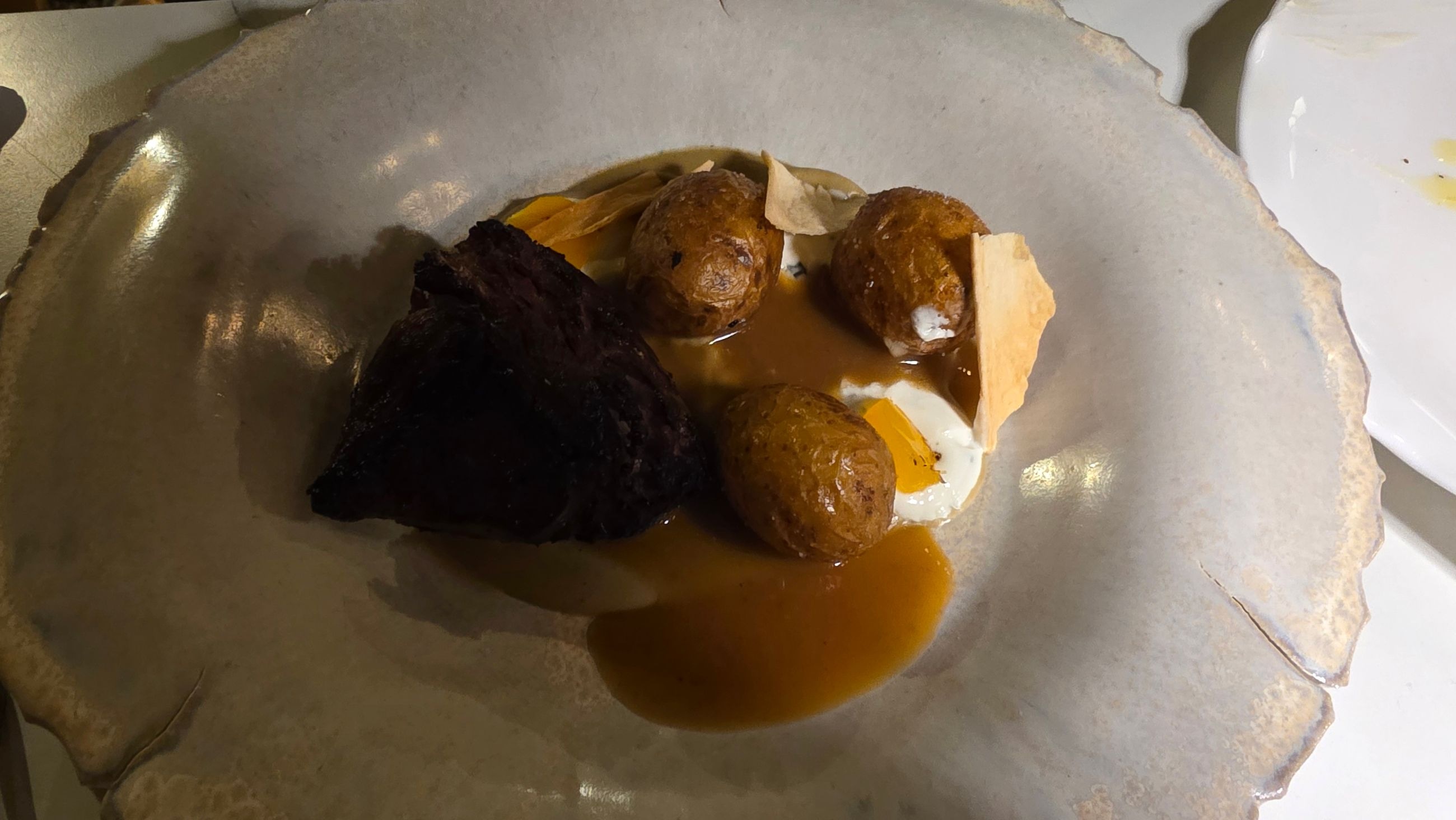 AKRES Lindos: meat and steak with potatoes